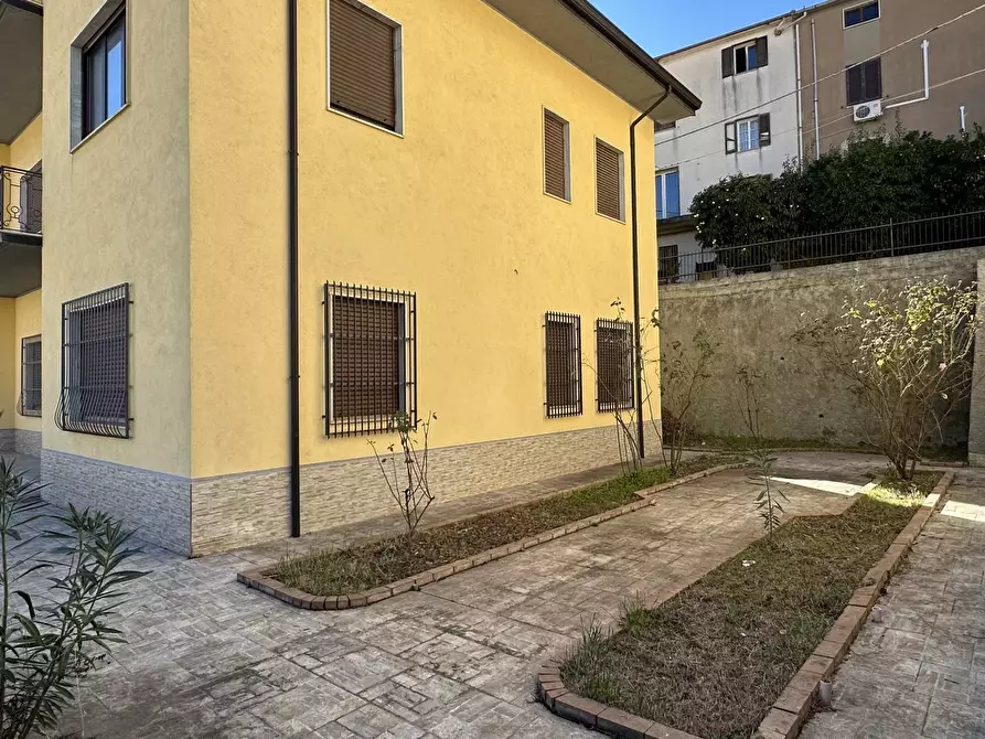 Immagine 25 di Casa trifamiliare in vendita  in Viale della Repubblica, 34 a Altomonte