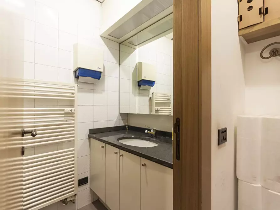 Immagine 26 di Castello in affitto  in Via Spadari a Milano