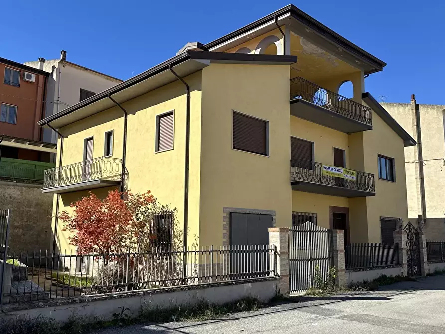 Immagine 1 di Casa trifamiliare in vendita  in Viale della Repubblica, 34 a Altomonte