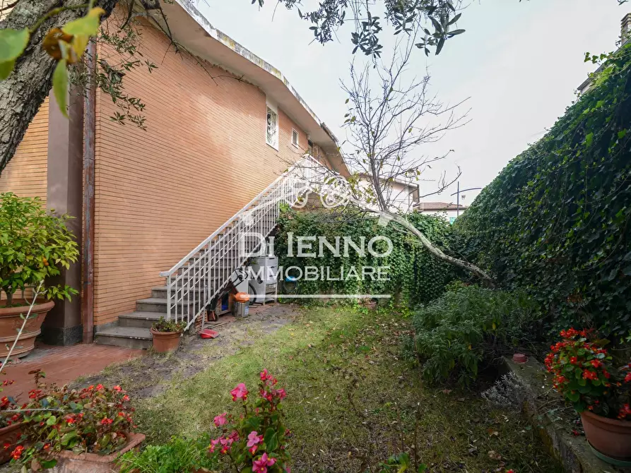 Immagine 4 di Casa trifamiliare in vendita  in Via Riserva del Bagno, 10 a Roma