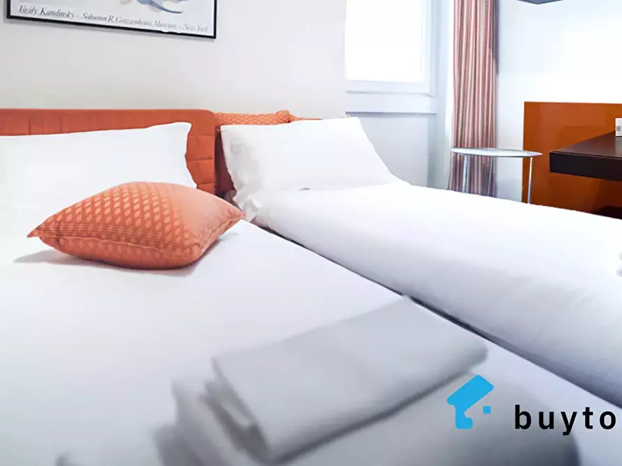 Immagine 19 di Casa trifamiliare in vendita  in Corso Cristoforo Colombo, 1 a Milano