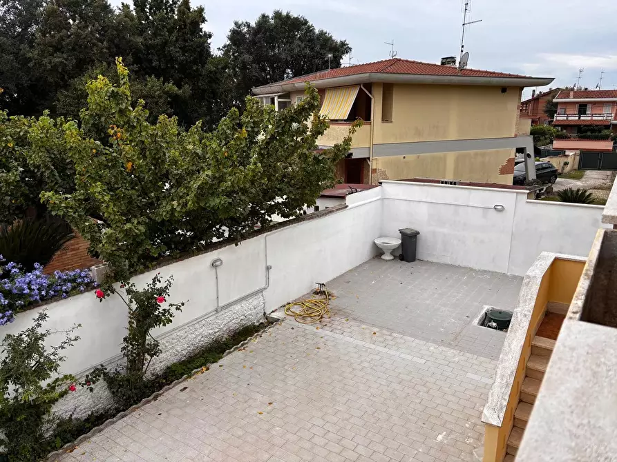 Immagine 11 di Casa trifamiliare in vendita  in Via delle Cinque Miglia a Anzio