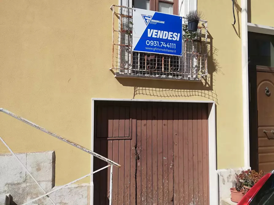 Immagine 1 di Casa trifamiliare in vendita  in Via Maria Montessori a Siracusa