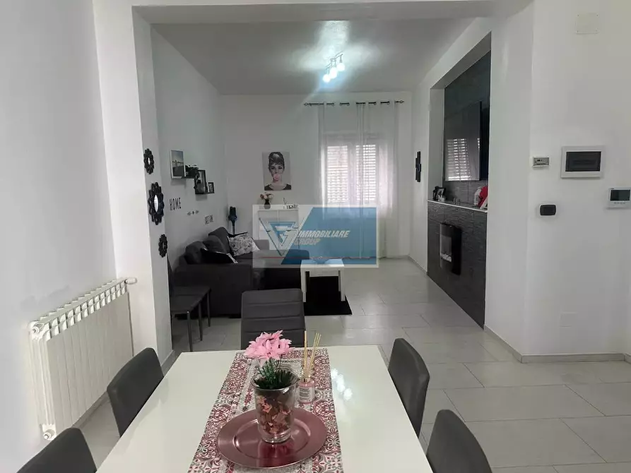 Immagine 2 di Casa trifamiliare in vendita  a Buccheri