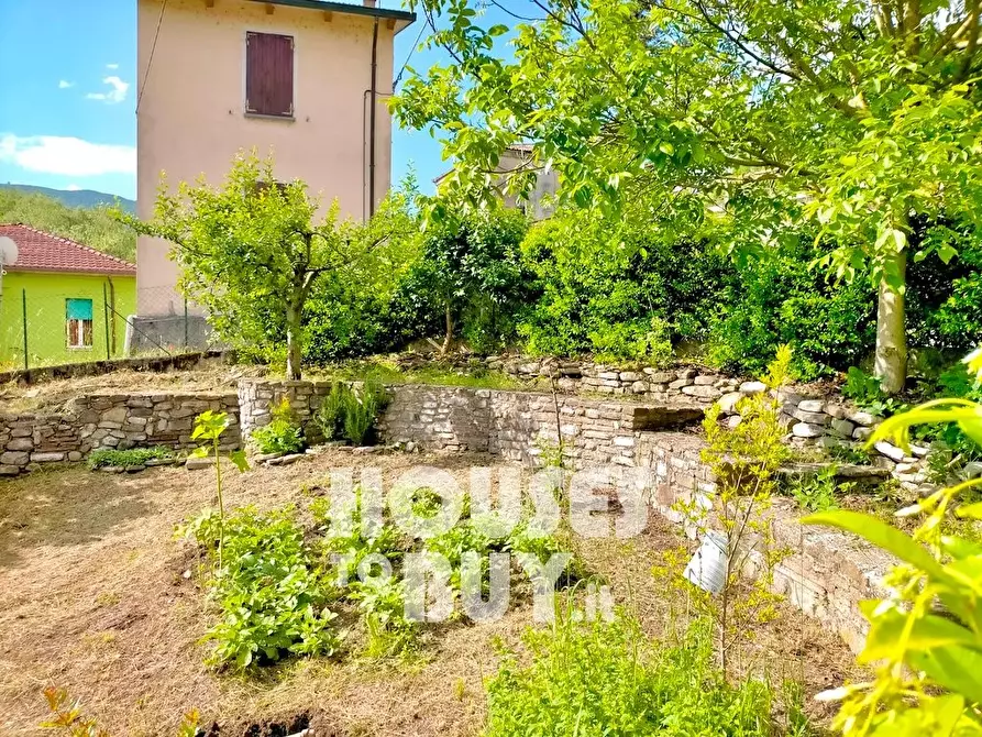 Immagine 1 di Casa trifamiliare in vendita  in Valmozzola Stazione a Valmozzola