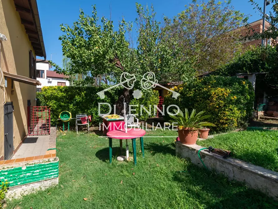 Immagine 17 di Casa trifamiliare in vendita  in Via Siziano a Roma