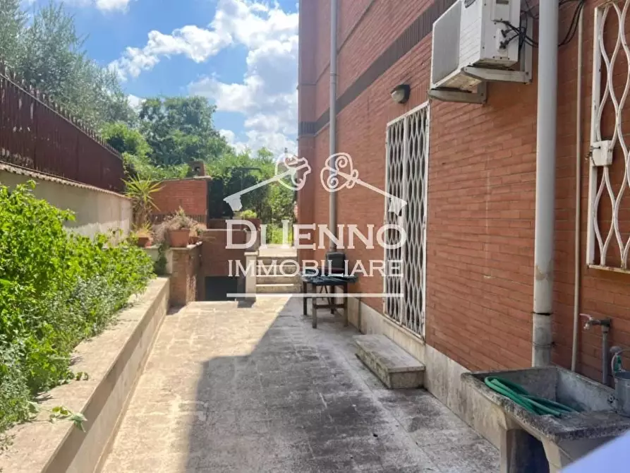 Immagine 1 di Casa trifamiliare in vendita  in Via Terranuova Bracciolini a Roma