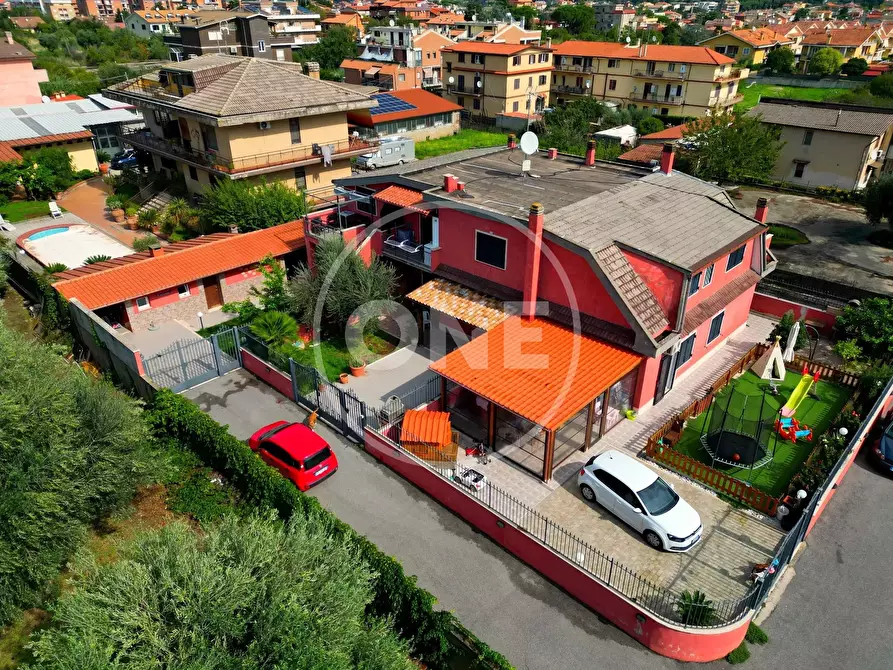 Immagine 1 di Casa trifamiliare in vendita  in Via Abbateggio, 64 a Roma