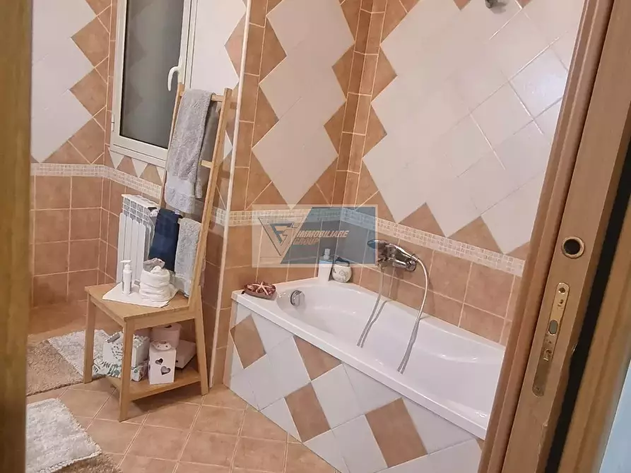 Immagine 8 di Casa trifamiliare in vendita  in Piazza Carlo Cavarra, 10 a Buccheri