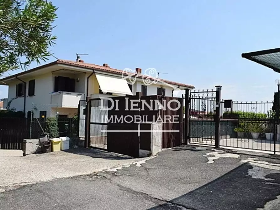 Immagine 2 di Casa trifamiliare in vendita  a Rignano Flaminio