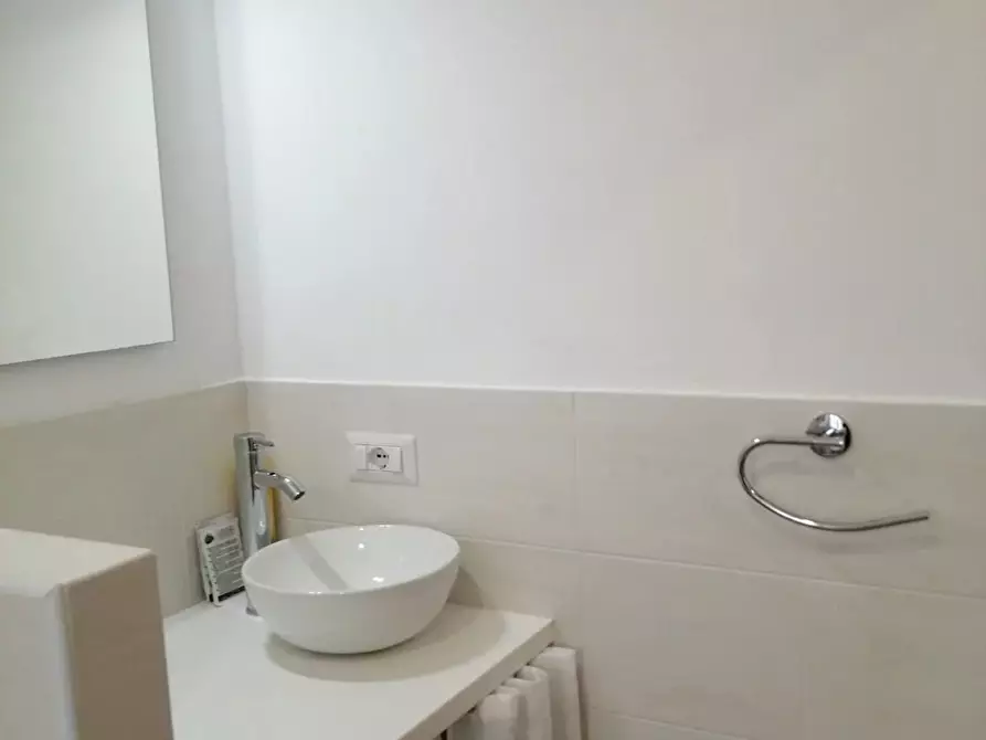 Immagine 16 di Casa trifamiliare in affitto  a Milano