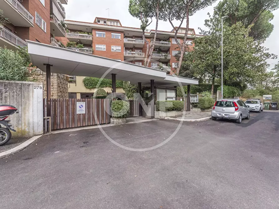 Immagine 1 di Casa trifamiliare in vendita  in Viale Luca Gaurico 283 a Roma