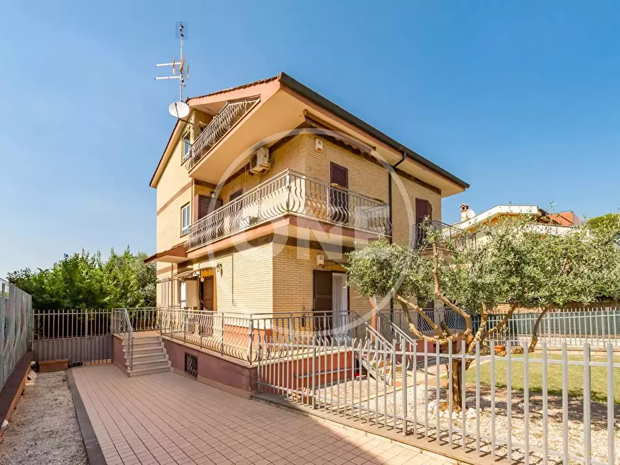 Immagine 1 di Casa trifamiliare in vendita  in Via  Montecosaro 23 a Roma