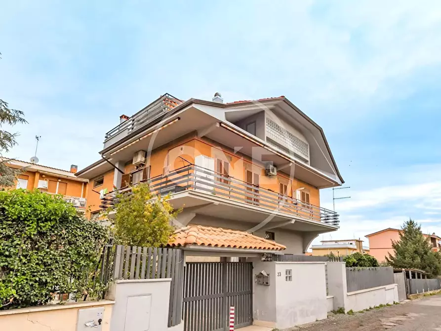 Immagine 1 di Casa trifamiliare in vendita  in Via Catignano 33 a Roma