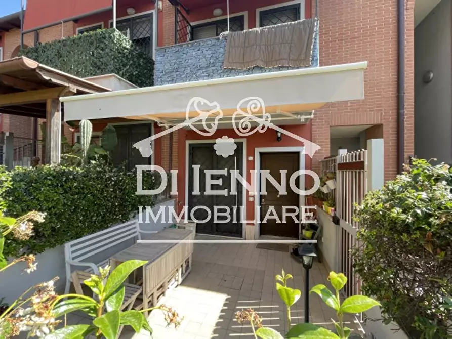 Immagine 1 di Casa trifamiliare in vendita  in Via Taleggio a Roma