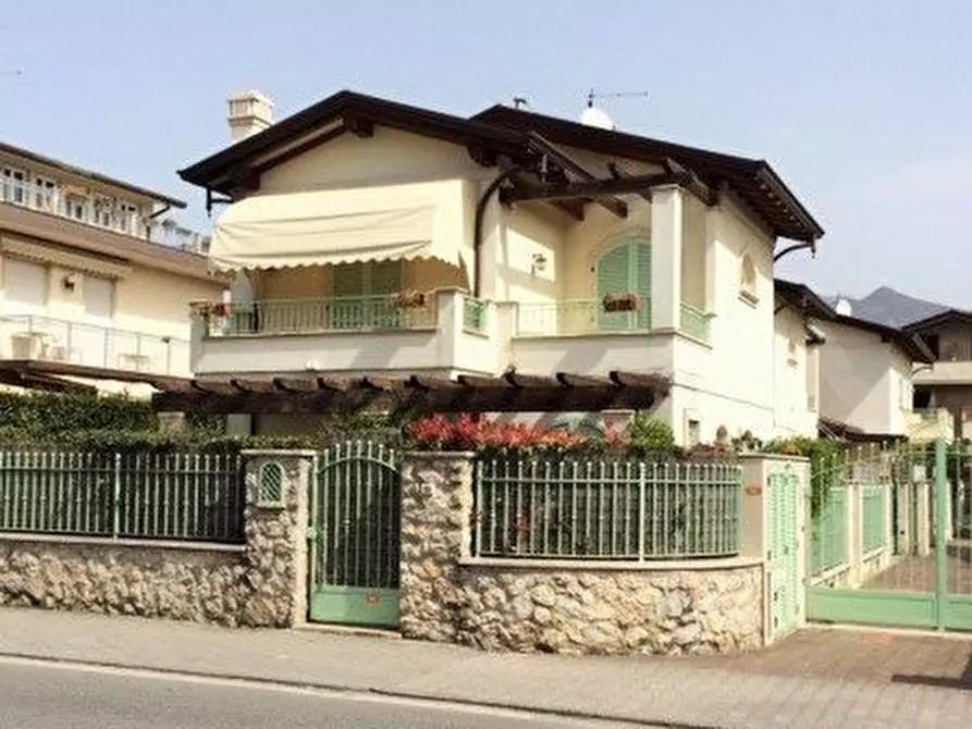 Casa trifamiliare in affitto a Montignoso