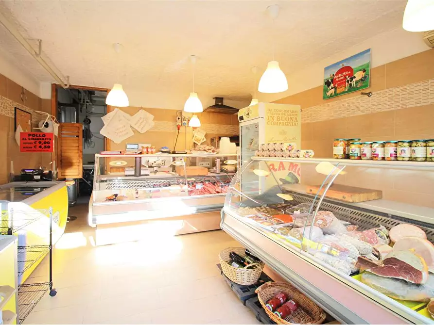 Immagine 2 di Negozio in vendita  a Buti