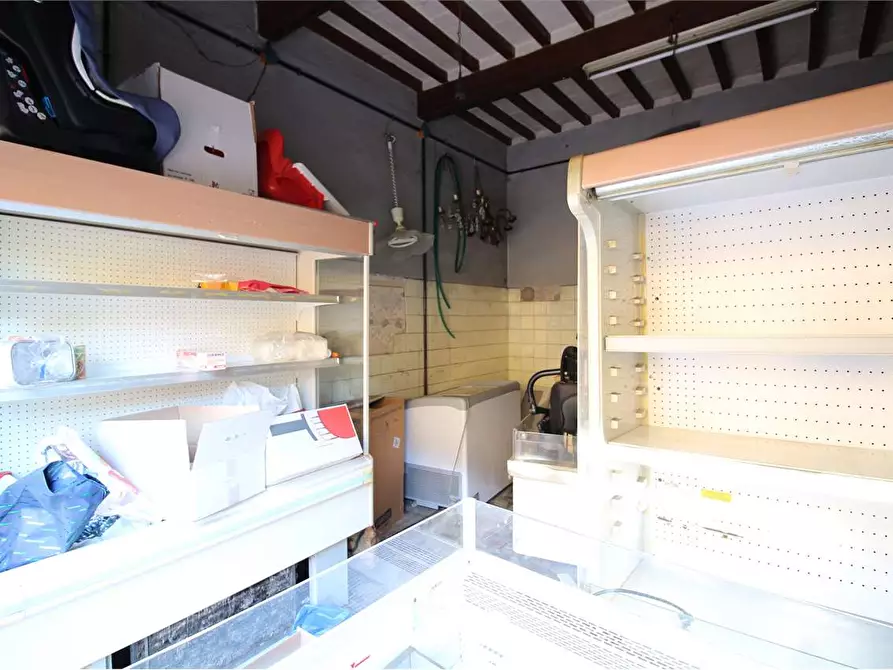 Immagine 4 di Negozio in vendita  a Buti