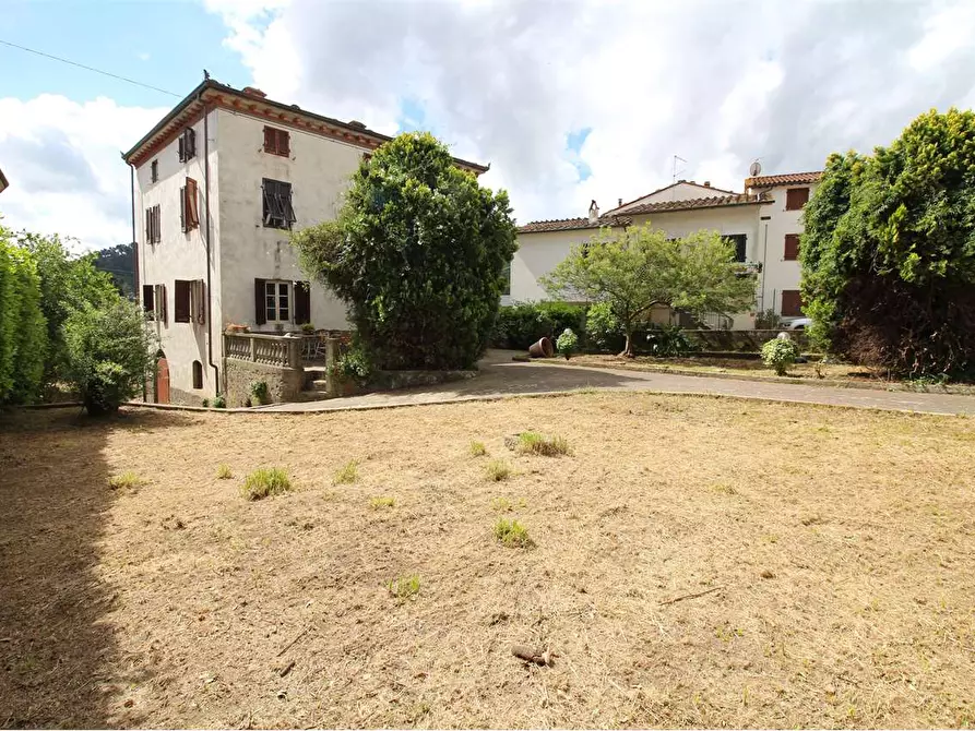 Immagine 1 di Villa in vendita  a Capannori