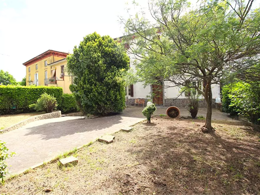 Immagine 3 di Villa in vendita  a Capannori