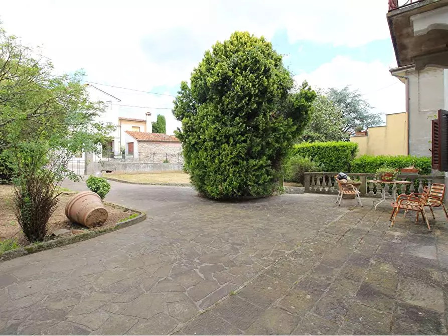 Immagine 4 di Villa in vendita  a Capannori
