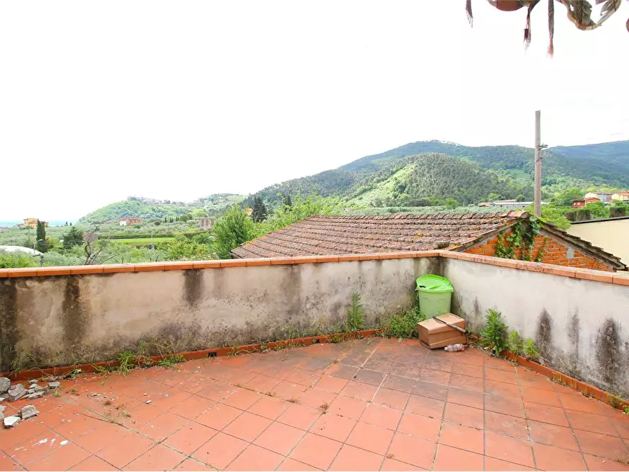 Immagine 10 di Villa in vendita  a Capannori