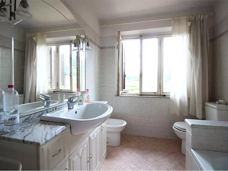 Immagine 13 di Villa in vendita  a Capannori