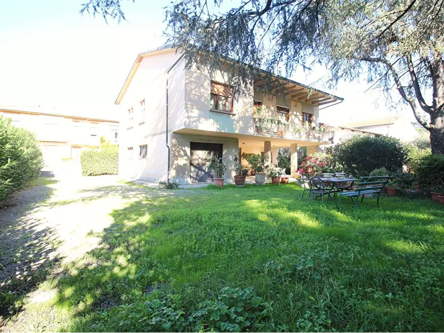 Immagine 1 di Villa in vendita  a Calcinaia