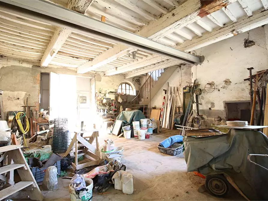 Immagine 5 di Magazzino in vendita  a Buti