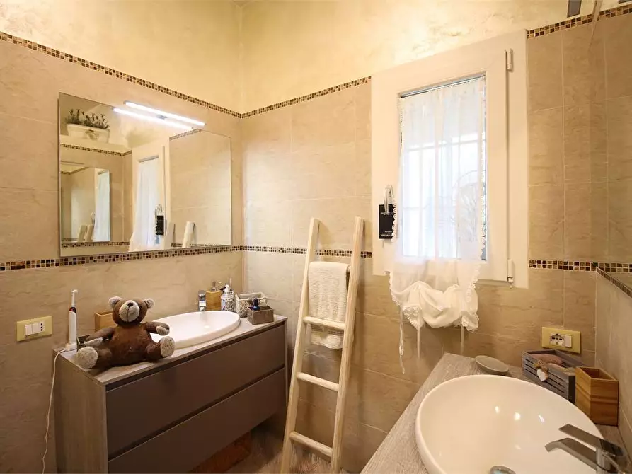 Immagine 28 di Villa in vendita  a Vicopisano