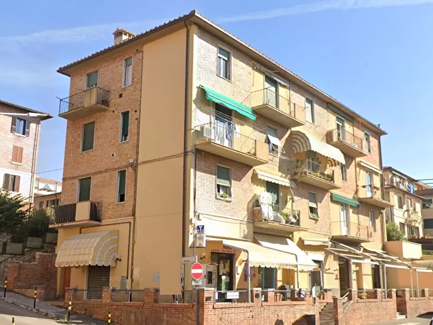 Immagine 1 di Negozio in vendita  a Siena