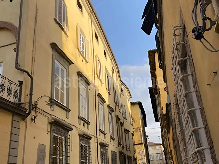 Immagine 1 di Negozio in vendita  a Lucca