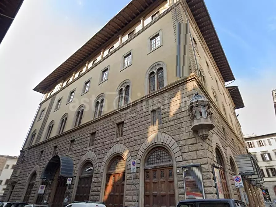 Immagine 1 di Magazzino in vendita  a Firenze