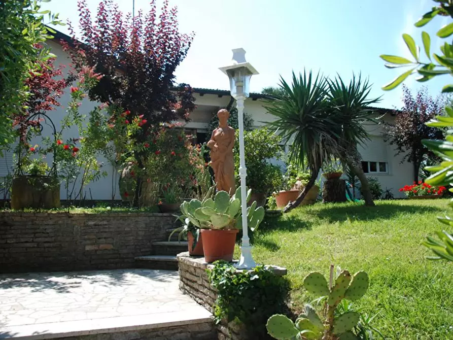 Immagine 2 di Villa in vendita  a Pisa