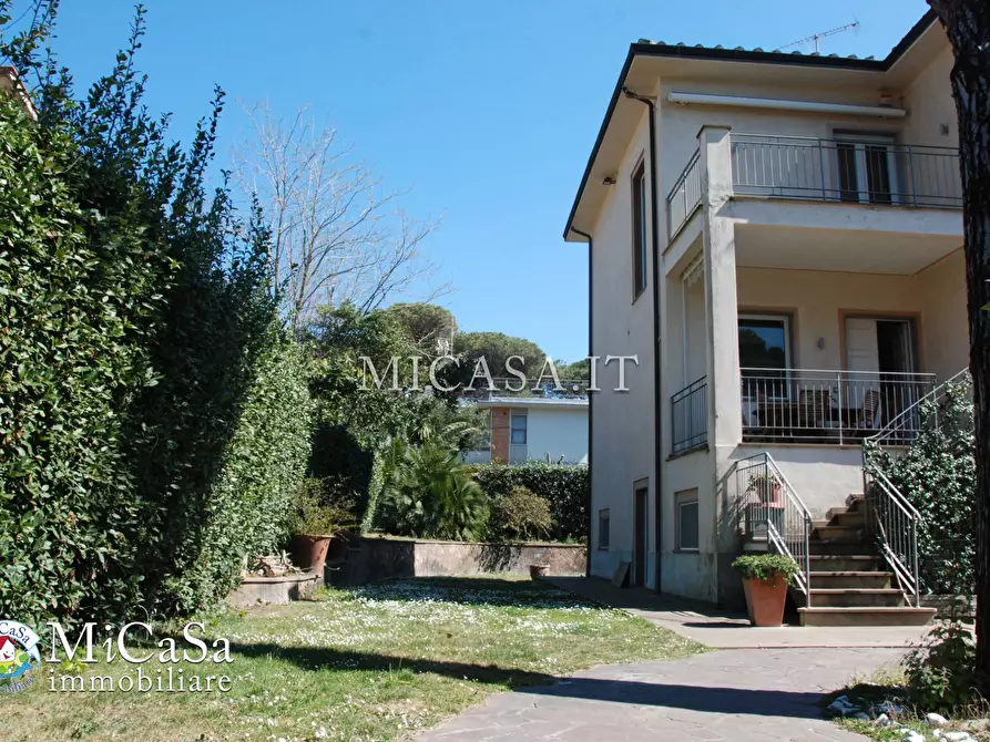 Immagine 2 di Villa in vendita  a Pisa