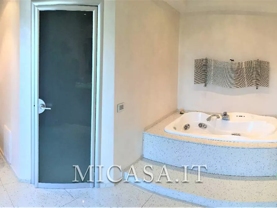 Immagine 17 di Villa in vendita  a Pisa