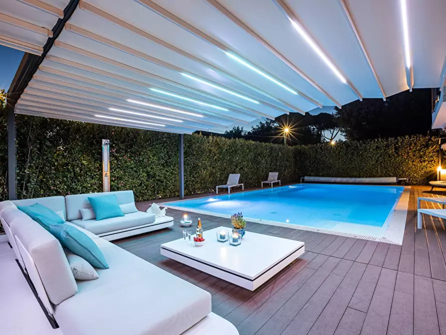 Immagine 1 di Villa in vendita  a Pisa