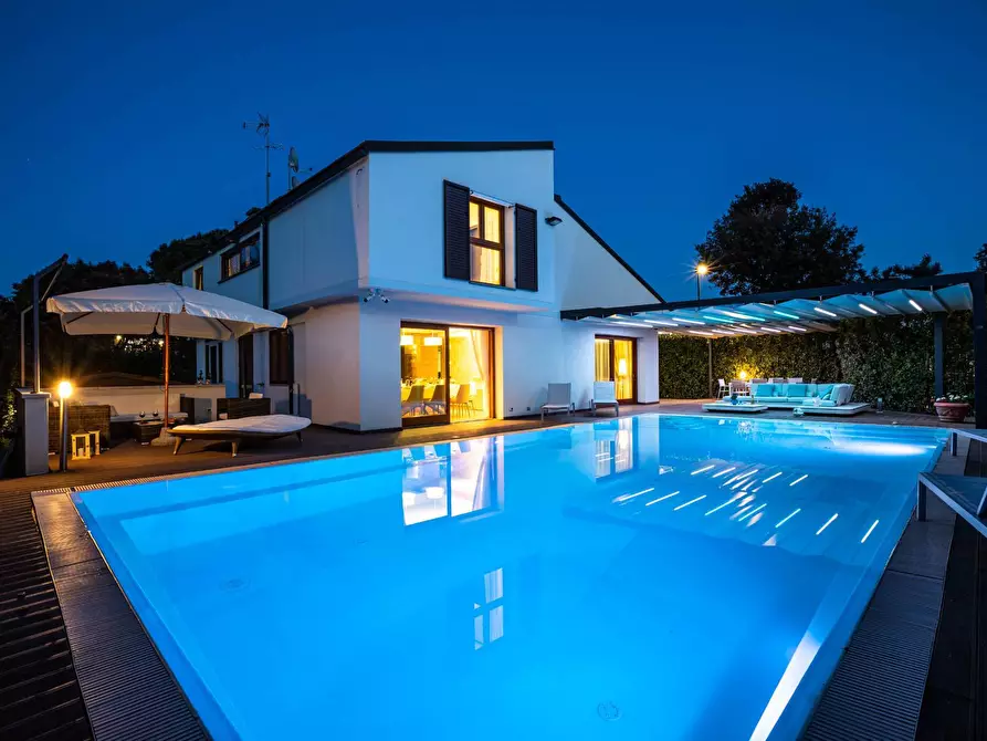 Immagine 2 di Villa in vendita  a Pisa