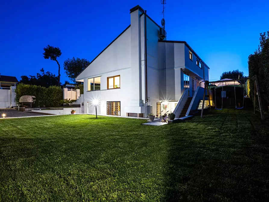 Immagine 6 di Villa in vendita  a Pisa