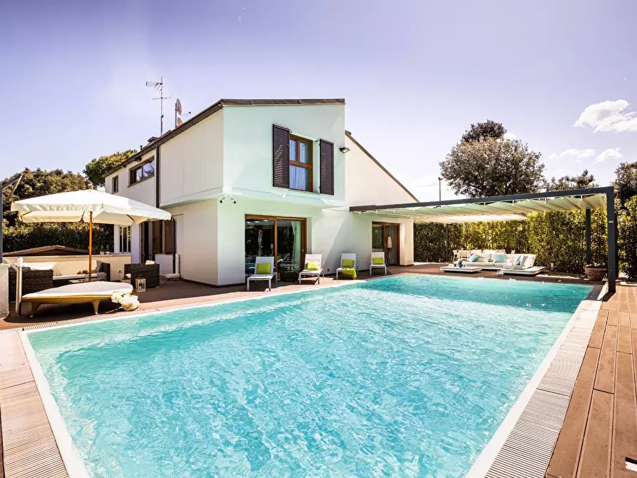 Immagine 48 di Villa in vendita  a Pisa