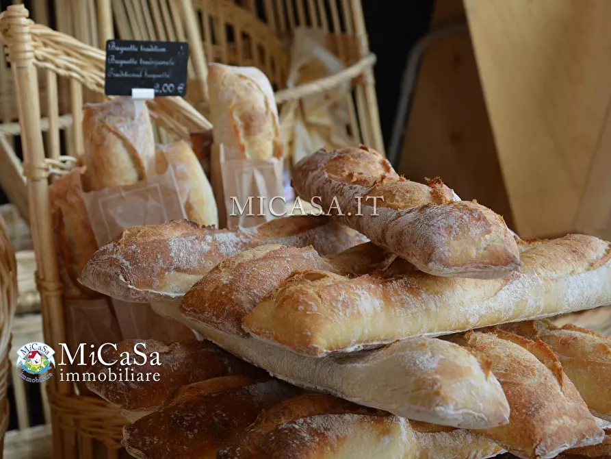 Immagine 15 di Attività commerciale in affitto  a Pisa