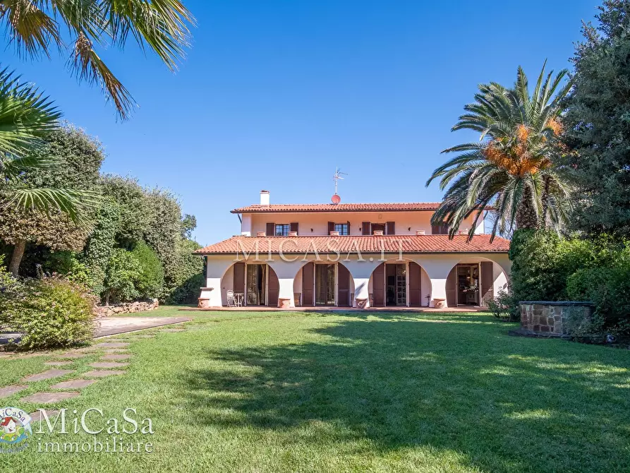 Immagine 4 di Villa in vendita  a Pisa