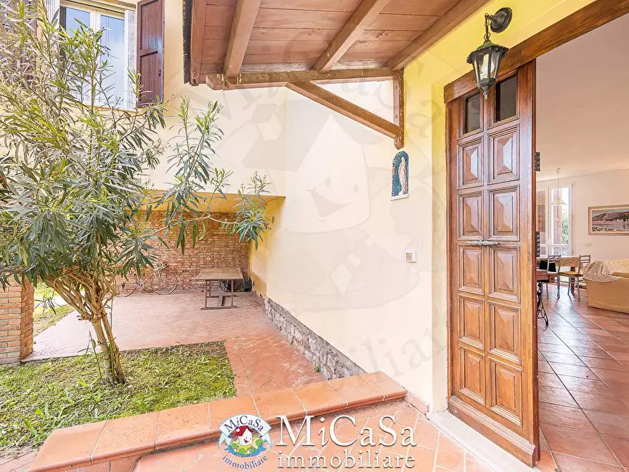 Immagine 2 di Villa in vendita  a Pisa