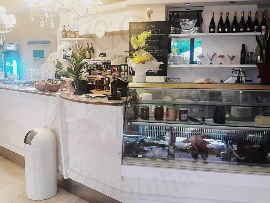 Immagine 1 di Locale commerciale in affitto  a Pisa