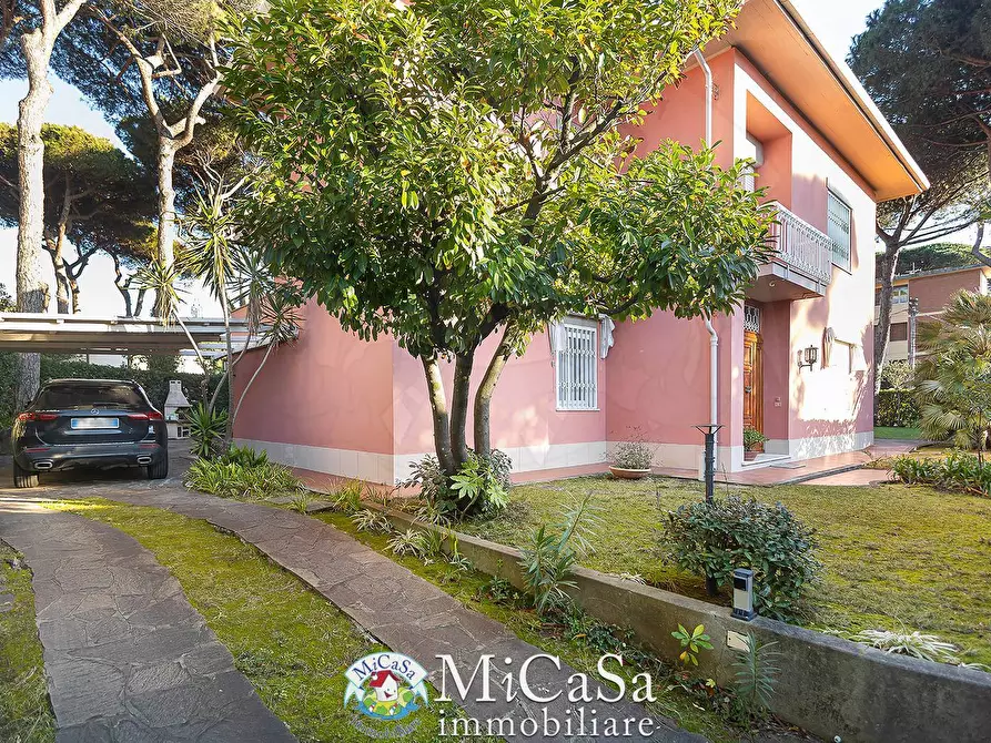 Immagine 4 di Villa in vendita  a Pisa