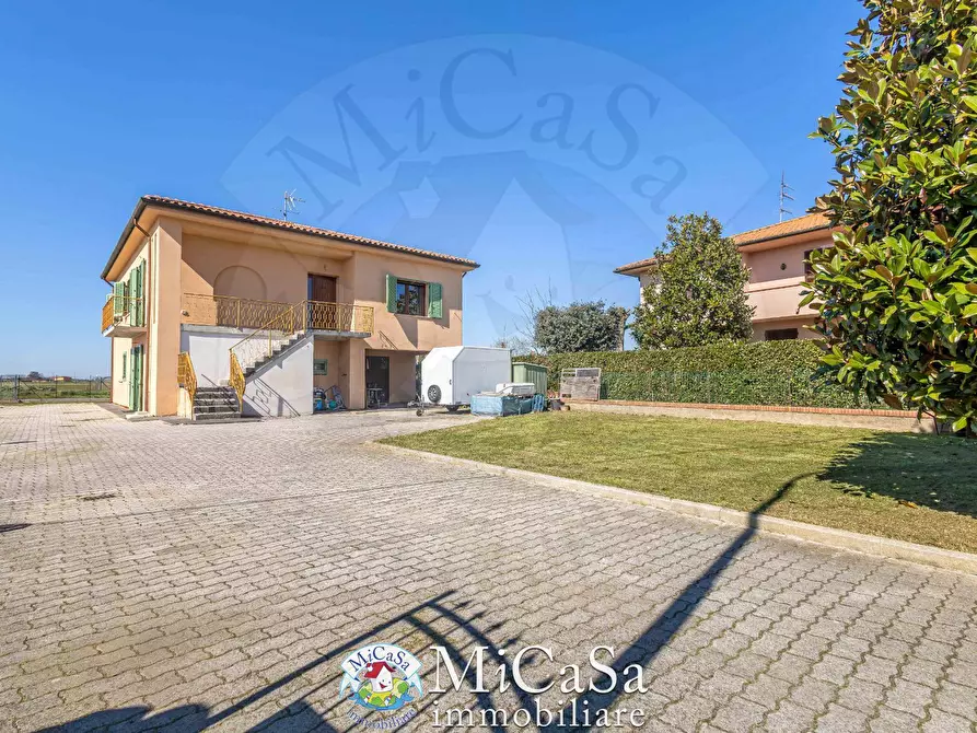 Immagine 1 di Villa in vendita  a Cascina