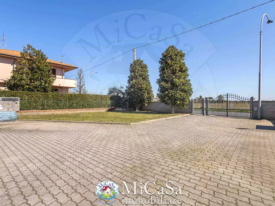 Immagine 31 di Villa in vendita  a Cascina