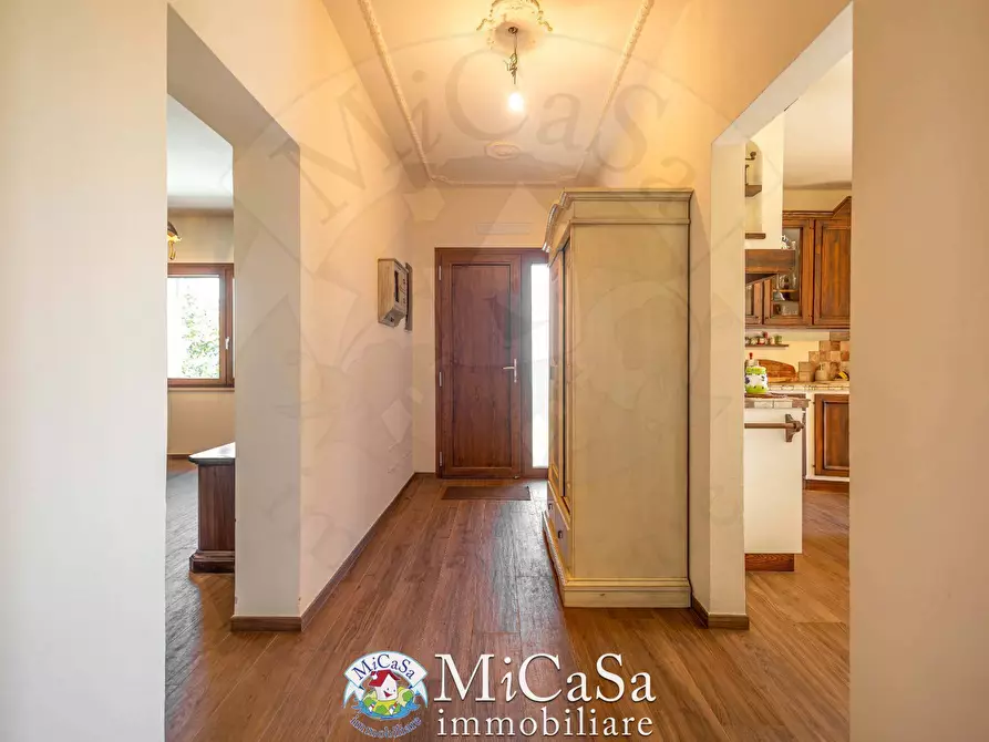 Immagine 5 di Villa in vendita  a Cascina