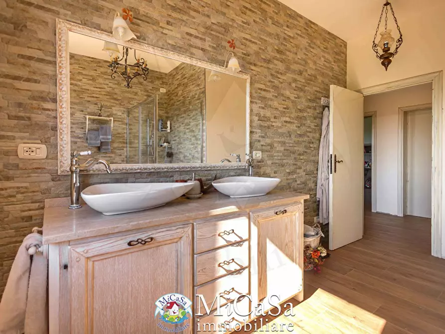 Immagine 17 di Villa in vendita  a Cascina