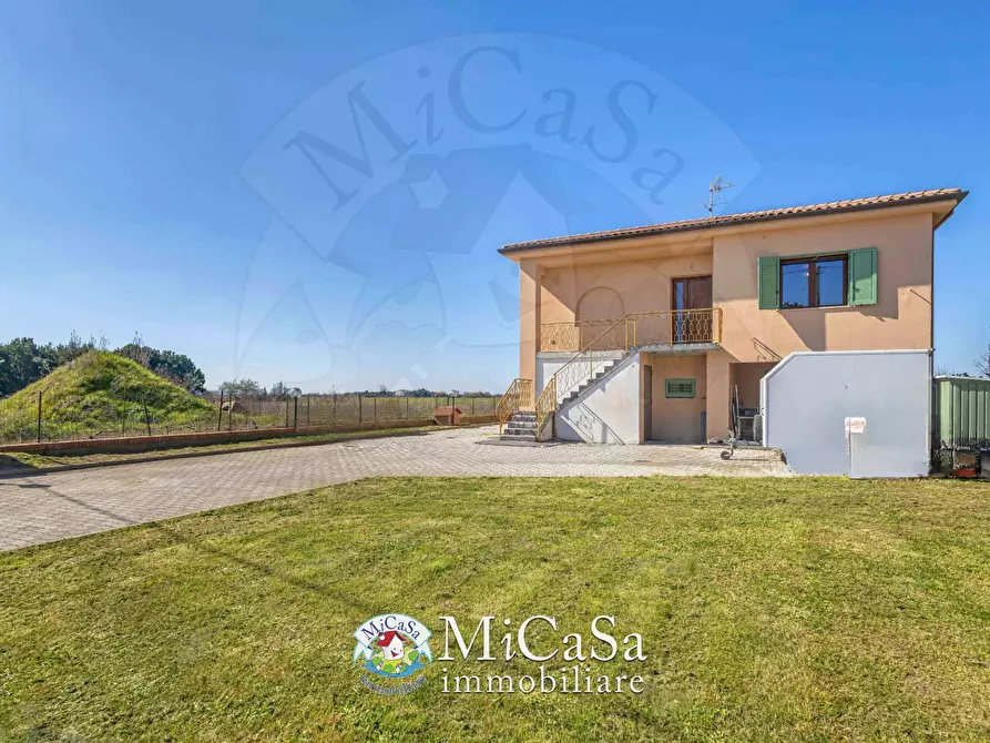 Immagine 2 di Villa in vendita  a Cascina